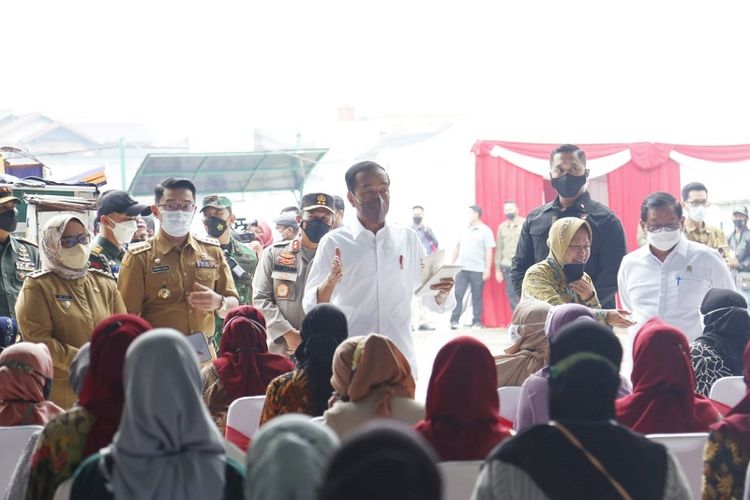 Dokumentasi Giat Presiden RI dan Menteri Sosial dalam rangka penyaluran Bantuan Sosial dan BLT Minyak Goreng di Pasar Rakyat Cisarua, Kab. Bogor Jawa Barat, Kamis (21/04/2022). 