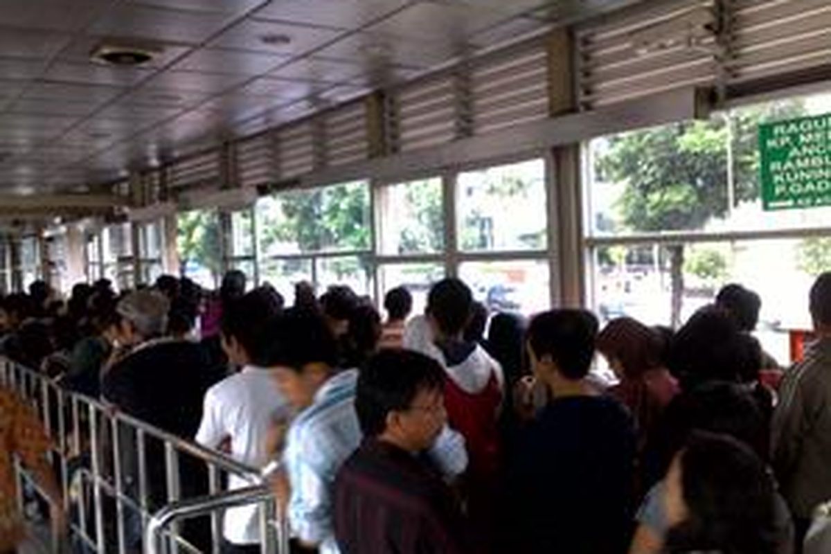 Antrean di sebuah halte bus transjakarta