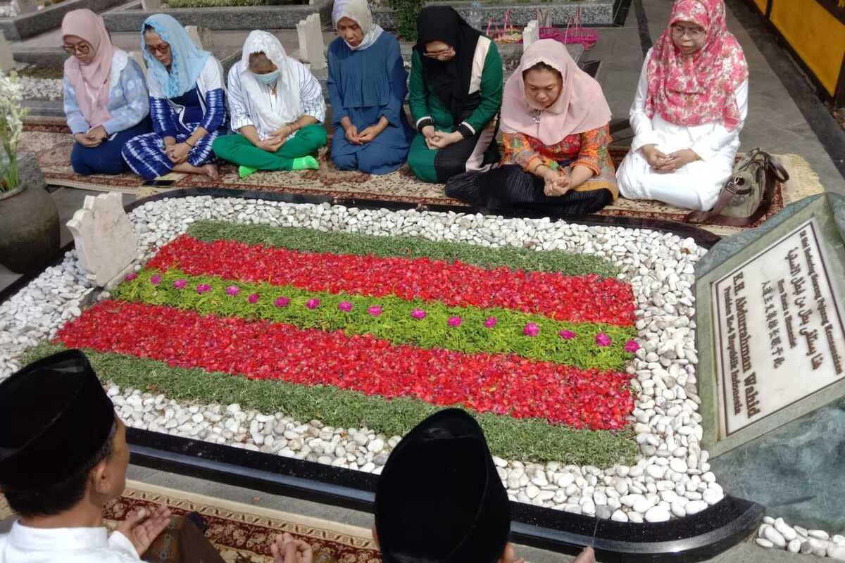 Zannuba Arifah Chafsoh atau Yenny Wahid, melakukan ziarah ke makam ayahnya, KH. Abdurrahman Wahid atau Gus Dur, di Pesantren Tebuireng, Jombang, Jawa Timur, Kamis (7/9/2023) petang.