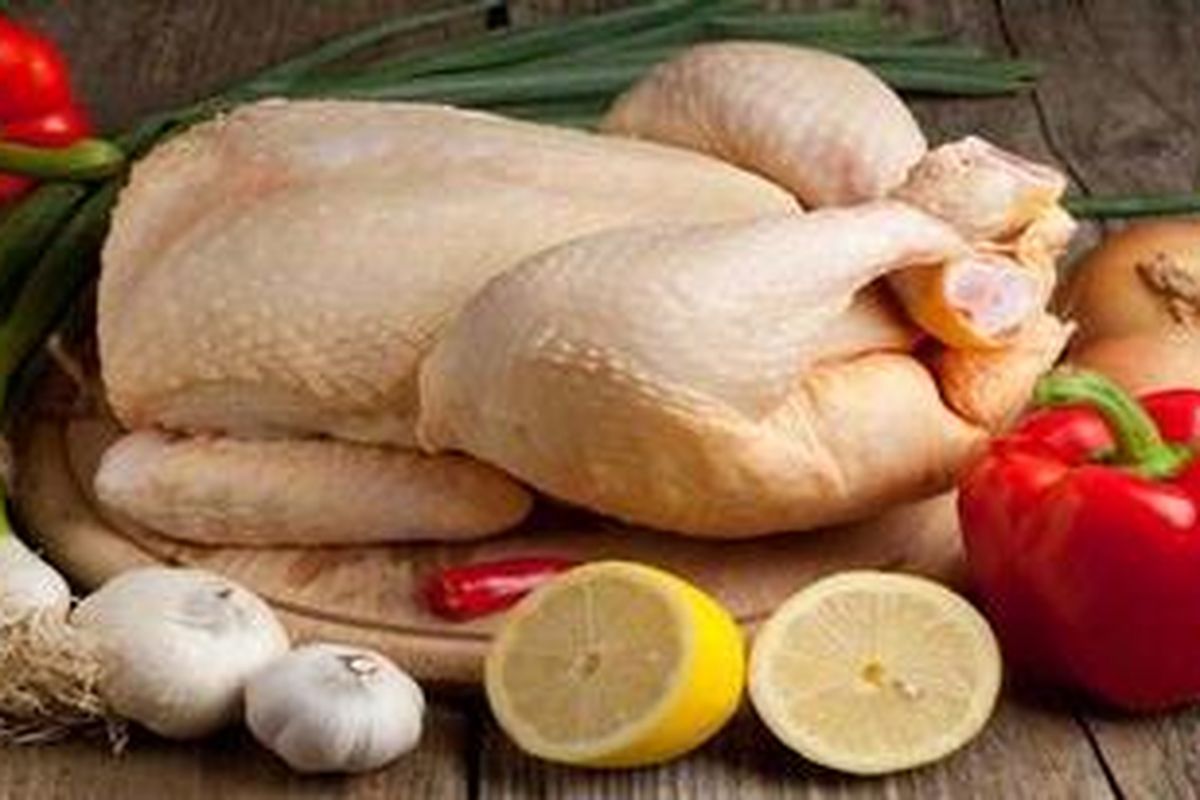 Aroma yang tidak wajar mengindikasikan ayam tersebut sudah tidak sehat untuk dikonsumsi. 