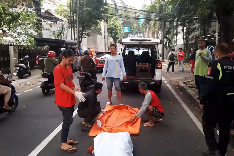 Korban kecelakaan lalu lintas di Jalan Darmawangsa X saat hendak dievakuasi ke RSUP Fatmawati, Minggu (21/4/2024)