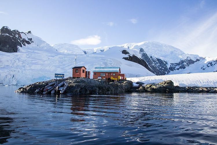 Ilustrasi stasiun penelitian di Benua Antarktika. Setiap musim panas, ribuan ilmuwan dari berbagai negara berkumpul untuk melakukan penelitian di banyak bidang sains.