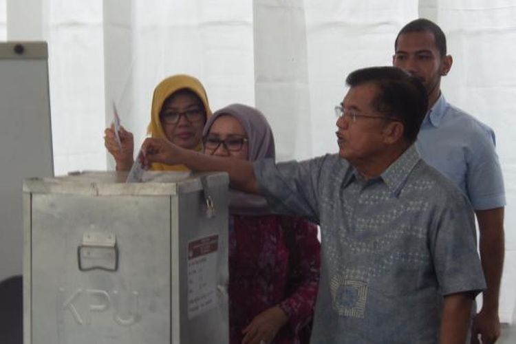 Wakil Presiden Jusuf Kalla saat menyalurkan hak suaranya di TP 03 Kecamatan Pulo, Kebayoran Baru, Jaksrl, Rabu (15/2/2017).