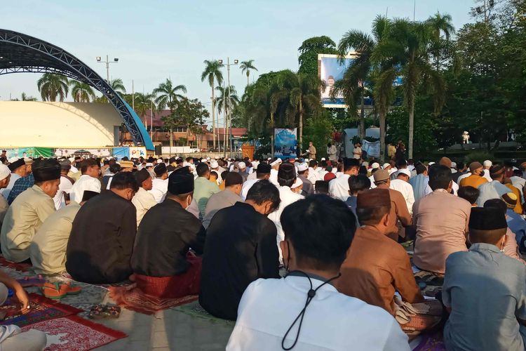 Jemaah shalat Id di Lapangan Merdeka Pangkalpinang, Senin (2/5/2022).
