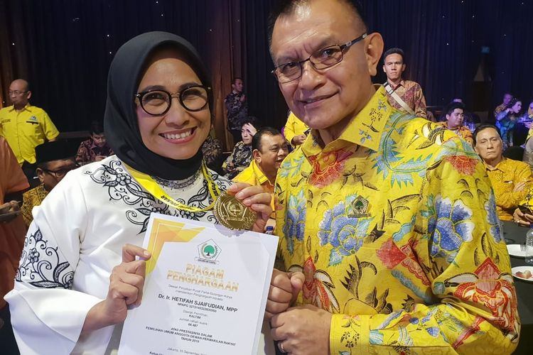 Ketua Umum Kesatuan Perempuan Partai Golkar (KPPG) Hetifah Sjaifudian (kiri) menerima piagam penghargaan dari Partai Golkar dalam Malam Penghargaan Partai Golkar di Ballroom Hotel Ritz Carlton Mega Kuningan, Jakarta, Minggu (15/9/2019).