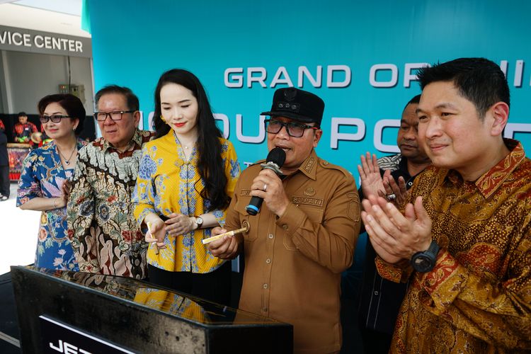 Peresmian diler Jetour oleh Bupati Kubu Raya, Sujiwo