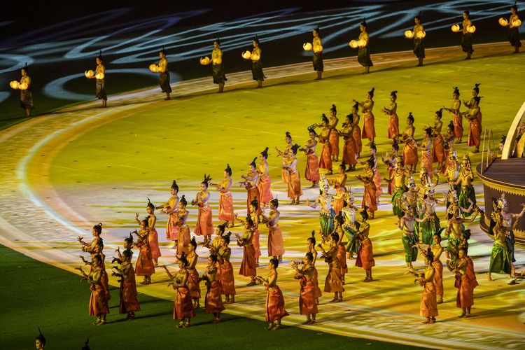 Penari menampilkan atraksi saat upacara Pembukaan SEA Games 2023 di Stadion Morodok Techno National Stadium, Phnom Penh, Kamboja, Jumat (5/5/2023). Pesta multievent olahraga kawasan Asia Tenggara ke - 32 tersebut berlangsung 5 -17 Mei 2023 dengan mempertandingkan 36 cabang olahraga dan diikuti 11 negara.
