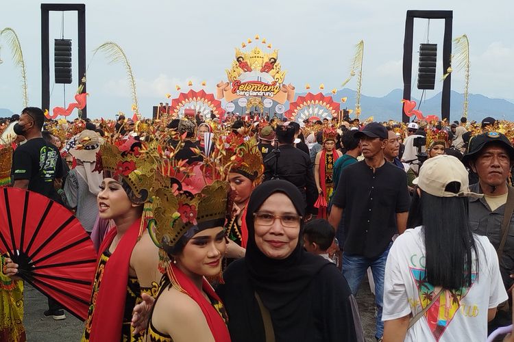 Orangtua terharu karena anaknya bisa menyelesaikan mandat sebagai penari Gandrung Sewu 2025.