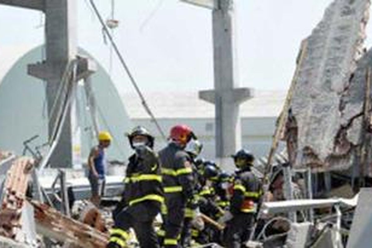 Gedung-gedung yang sebelumnya mengalami kerusakan kini lebih parah atau ambruk.