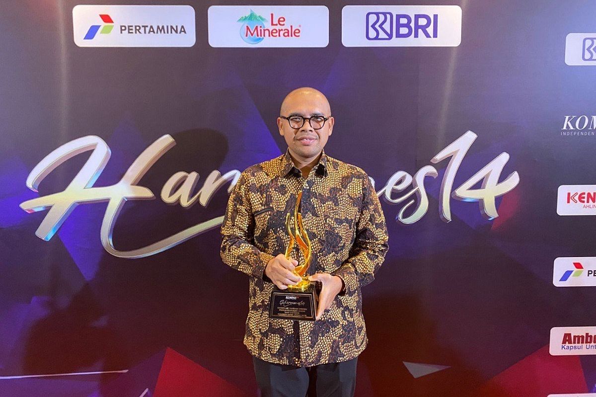 Bupati Batang M Faiz Kurniawan meraih penghargaan Apresiasi Daerah Peduli Pengembangan UMKM dan Potensi Sumber Daya Lokal dari Kompas TV pada puncak perayaan Hari Ulang Tahun (HUT) Ke-14 Kompas TV di The Tribrata Hotel & Conventions Center Darmawangsa, Jakarta Selatan, Kamis (11/9/2025) malam.