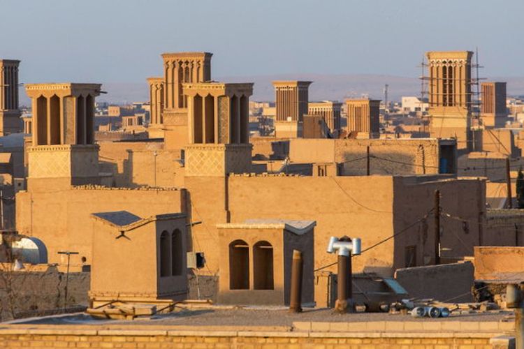 Bangunan tua di kota Yazd yang dilengkapi dengan menara angin atau cooling wind tower. (Shutterstock)