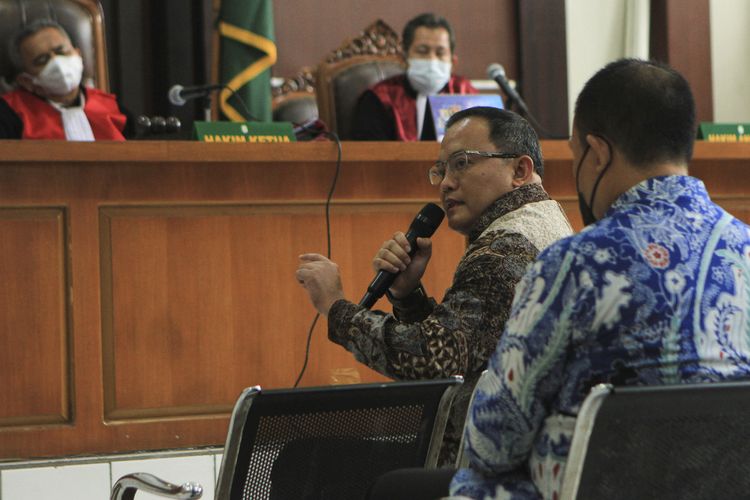 Mantan Bupati Muba Dodi Reza Alex Noerdin saat hadir dalam sidang di Pengadilan Tindak Pidana Korupsi (Tipikor) Palembang, Senin (6/6/2022).