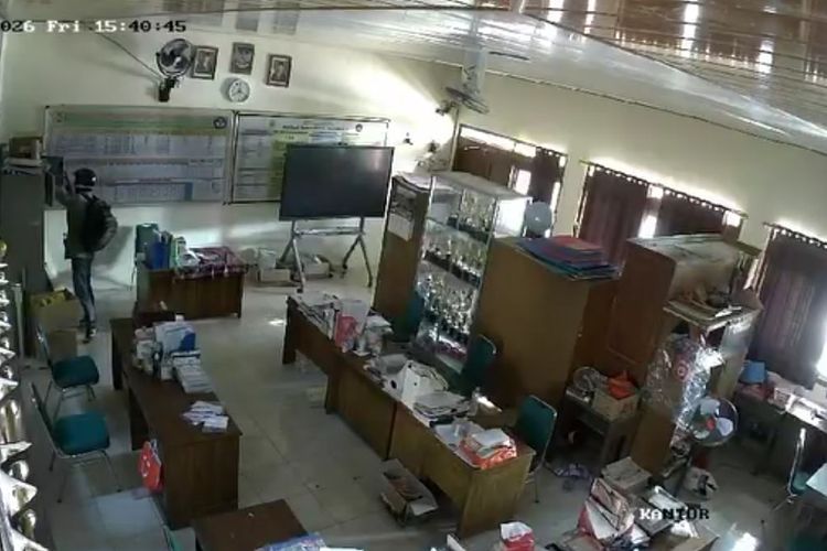 SD di Sragen Dibobol Maling Terekam CCTV, Pelaku Pakai Helm dan Bawa Tas