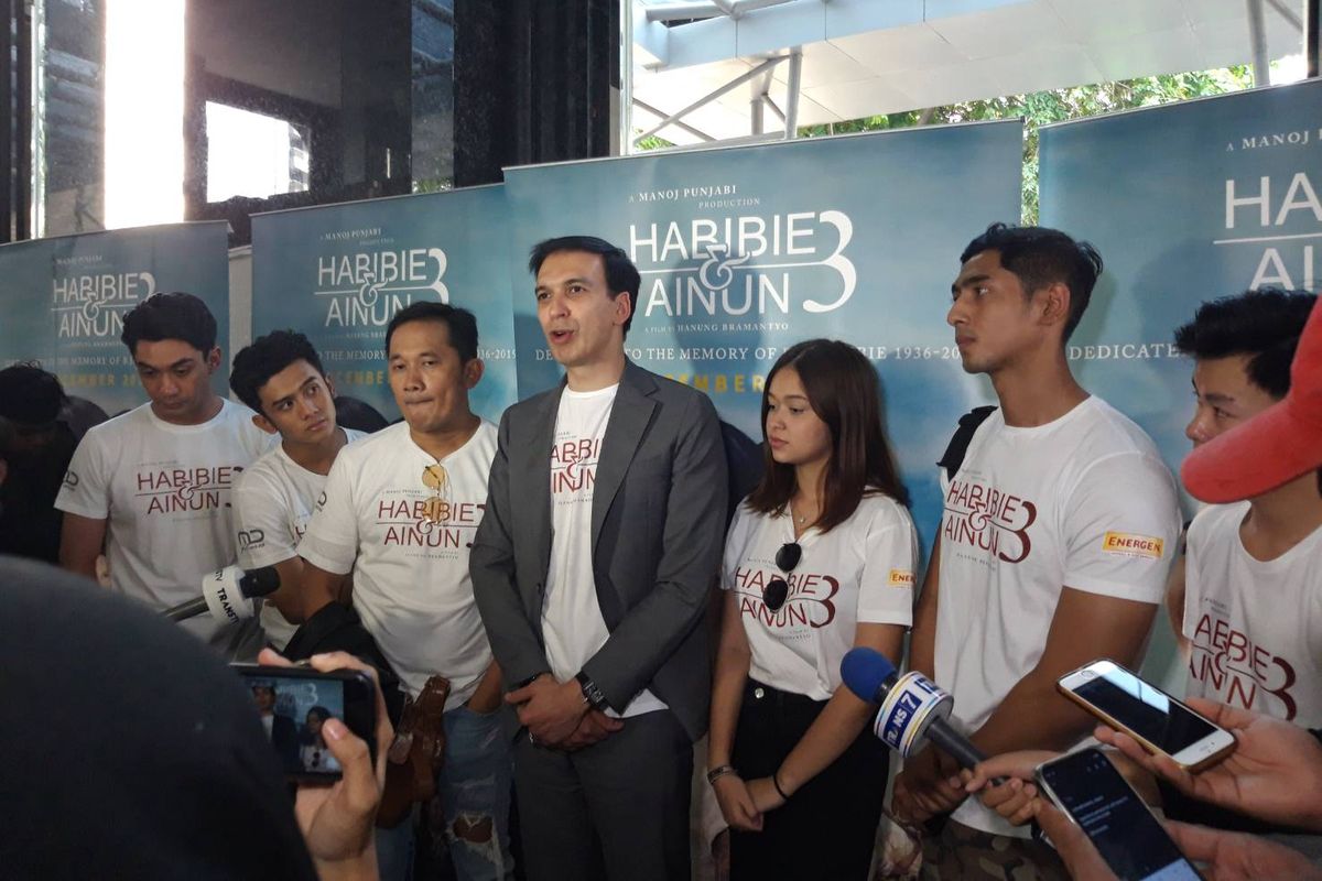 Manoj Punjabi dengan para aktor dan aktris dalam peluncuran official poster film Habibie dan Ainun 3 di Gedung MD Place, Setiabudi, Jakarta pada Kamis (31/10/2019).