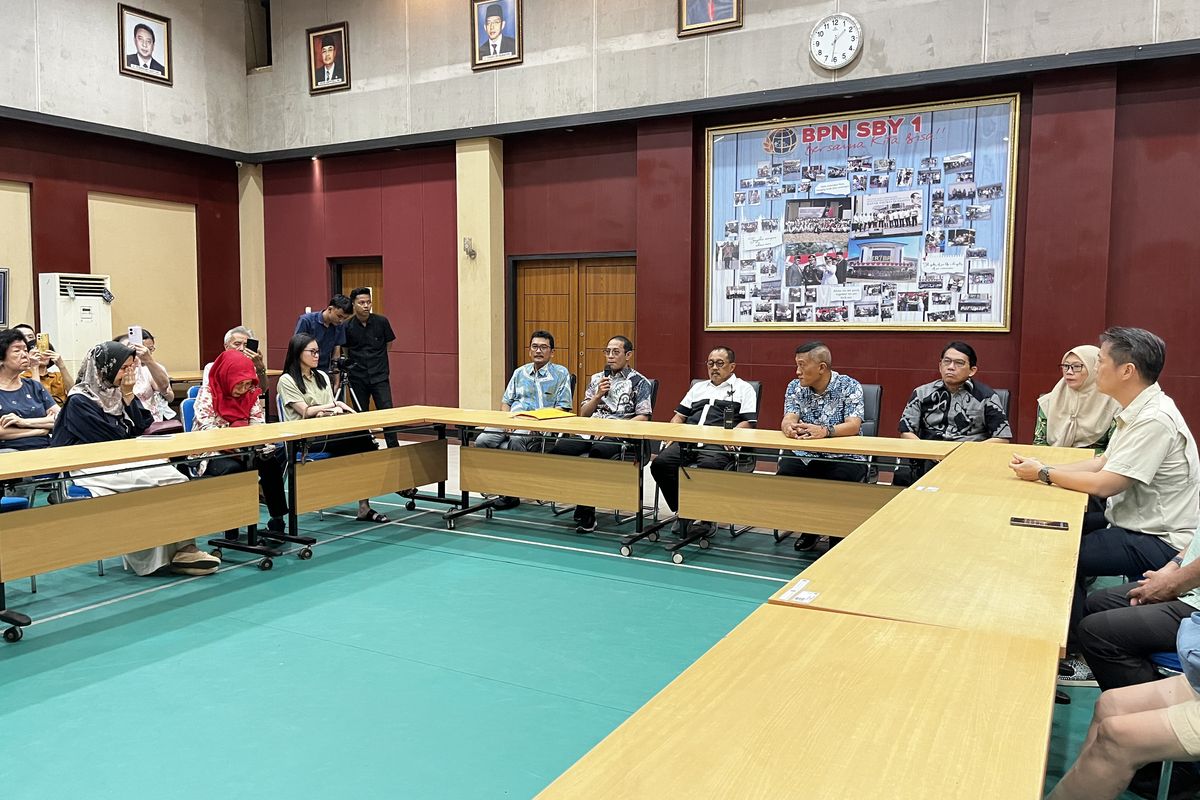 Wakil Wali Kota Surabaya, Armuji, saat melakukan mediasi antara Agraria dan Tata Ruang/Badan Pertanahan Nasional (ATR/BPN) I Surabaya dengan warga Darmo Hill, Kecamatan Dukuh Pakis, Surabaya, Jawa Timur pada Kamis (18/9/2025).