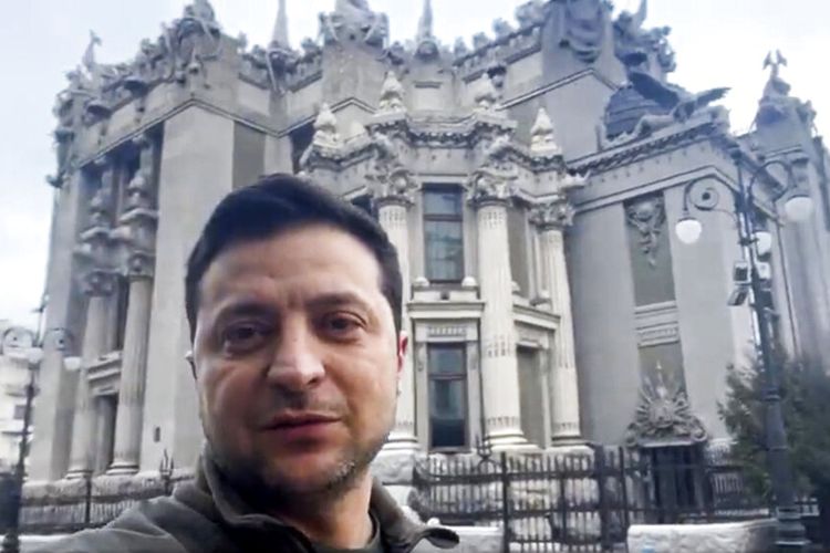 Dalam foto yang disediakan oleh Kantor Pers Kepresidenan Ukraina, Presiden Ukraina Volodymyr Zelenskyy berbicara kepada bangsa melalui smartphone-nya di pusat kota Kyiv, Ukraina, Sabtu, 26 Februari 2022. 