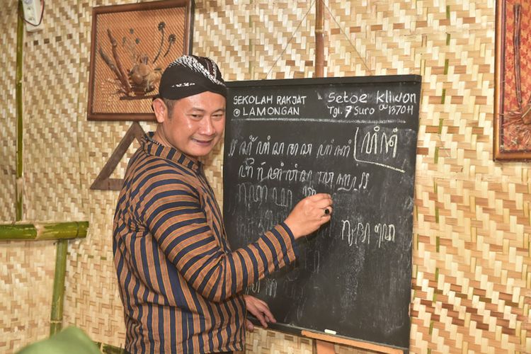 Bupati Lamongan Yuhronur Efendi, turut berpakaian ala zaman dulu dalam memeriahkan agenda Lamongan Tempoe Doeloe yang kembali dilaksanakan, usai dua tahun ditiadakan. 