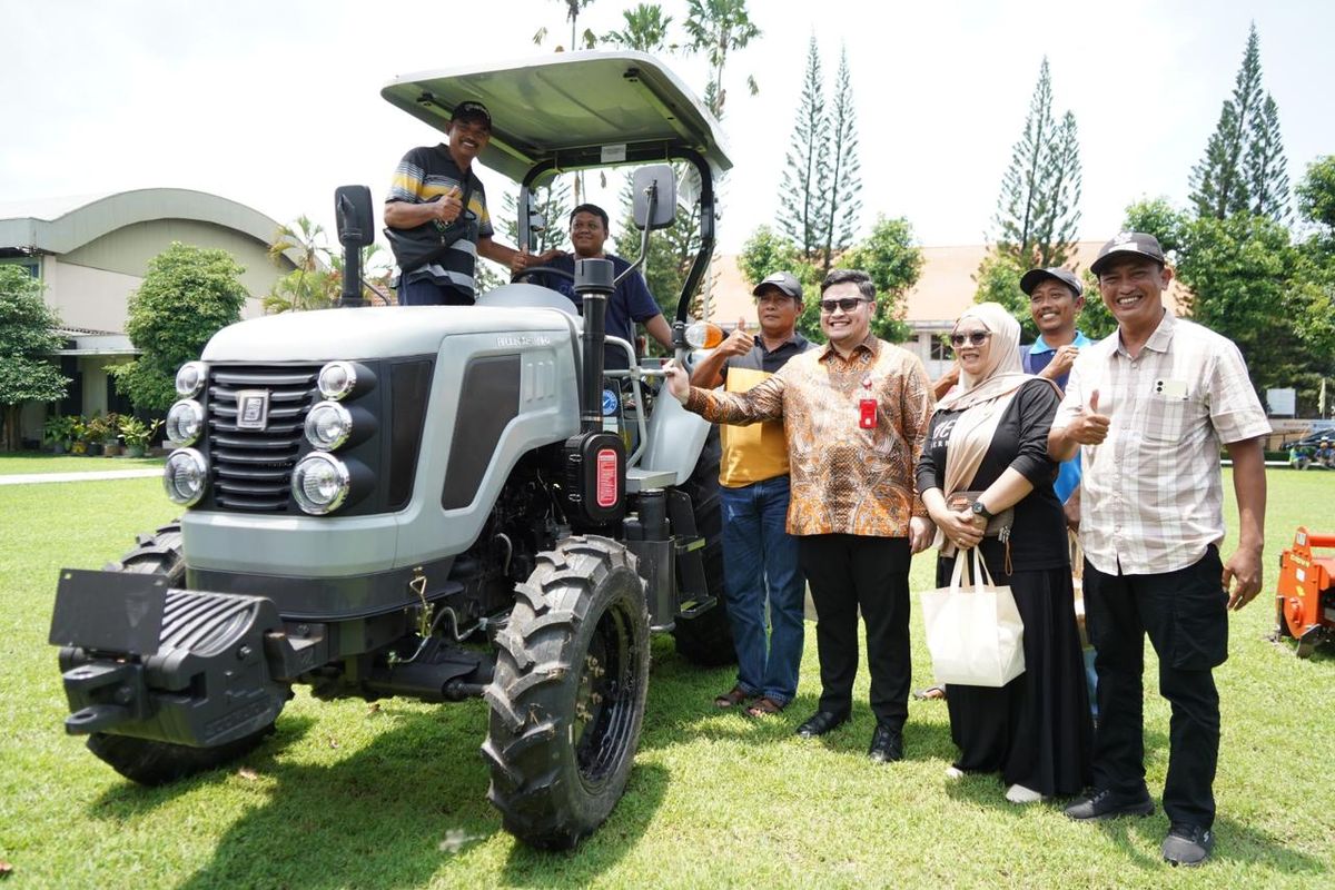 Bupati Kediri Hanindhito Himawan Pramana saat menyerahkan bantuan alsintan kepada petani dalam acara tasyakuran yang digelar di lapangan belakang komplek Kantor Pemerintah Kabupaten Kediri, Kamis (5/2/2026).