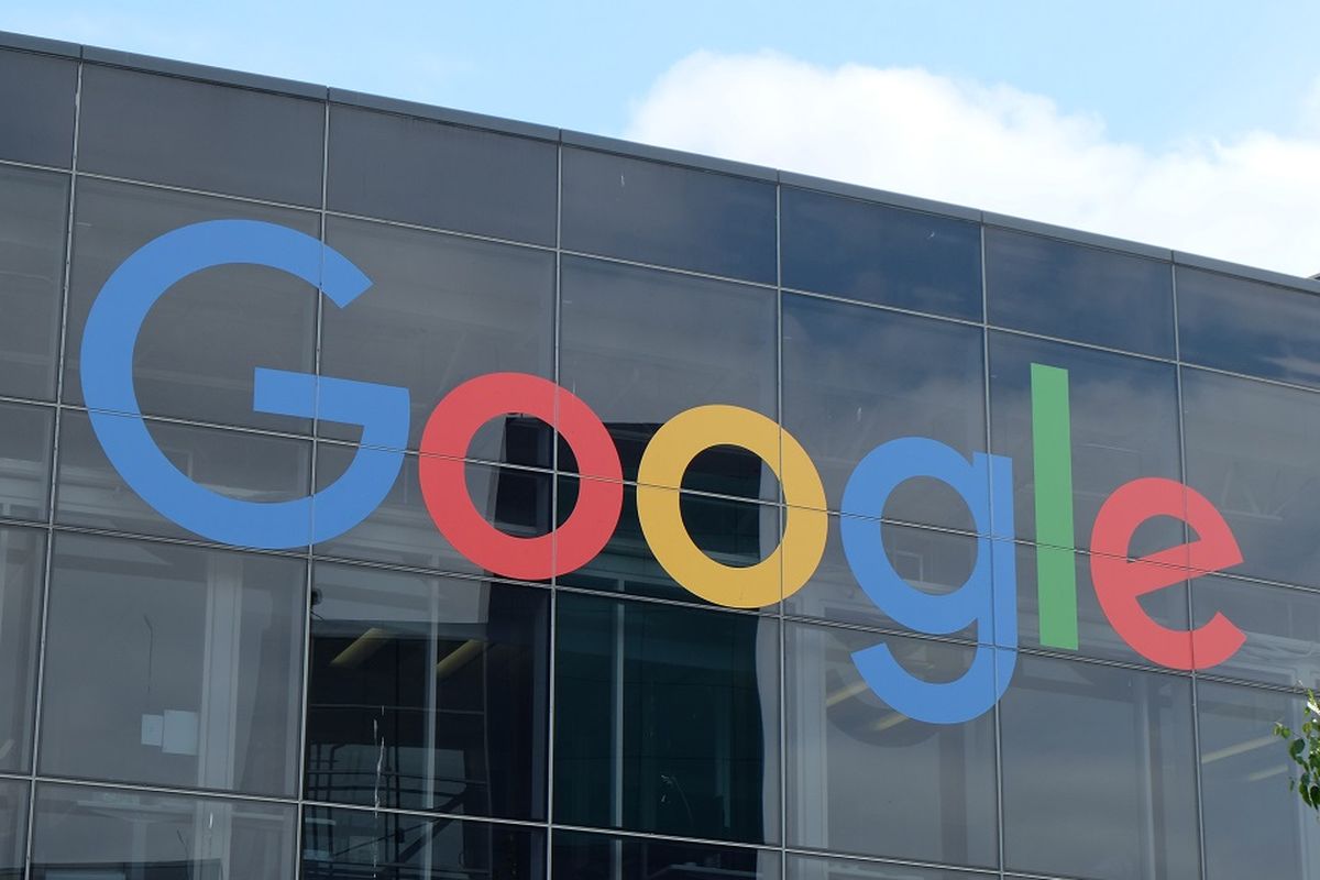 Google kenakan PPN ke pemasang iklan Indonesia. Ilustrasi: logo Google pada bagian depan kantor Google di kawasan Mountain View, California, Amerika Serikat.