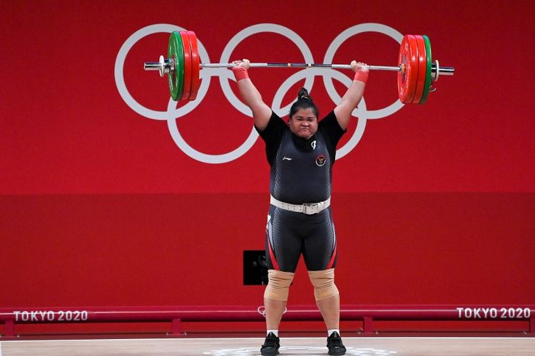 Lifter Indonesia, Nurul Akmal, saat bertanding di kelas +87 kg putri di Olimpiade Tokyo 2020, Senin (2/8/2021). 