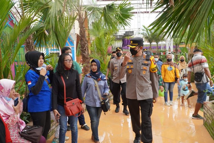 Kapolres Semarang Yovan Fatika menegur pengunjung tempat wisata yang tak memakai masker.