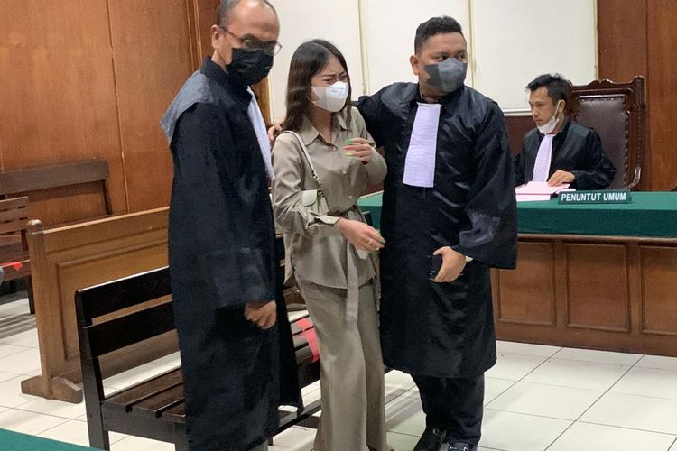 Ayu Thalia menghadiri sidang dengan agenda pembacaan putusan sela di Pengadilan Negeri (PN) Jakarta Utara, pada Selasa (31/5/2022). Ayu tak kuasa menahan air matanya saat mengetahui bahwa nota keberatan yang diajukan pihaknya ditolak oleh majelis hakim.