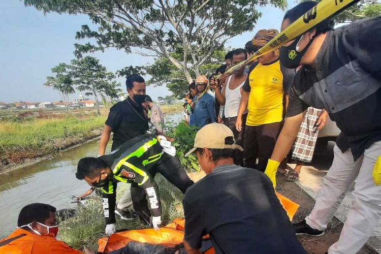 Proses evakuasi salah satu korban kecelakaan tunggal di Jalan Raya Sawah Luhur-Kasemen, Kota Serang pagi tadi. Motor Vario terjun ke empang ikan bandeng. 