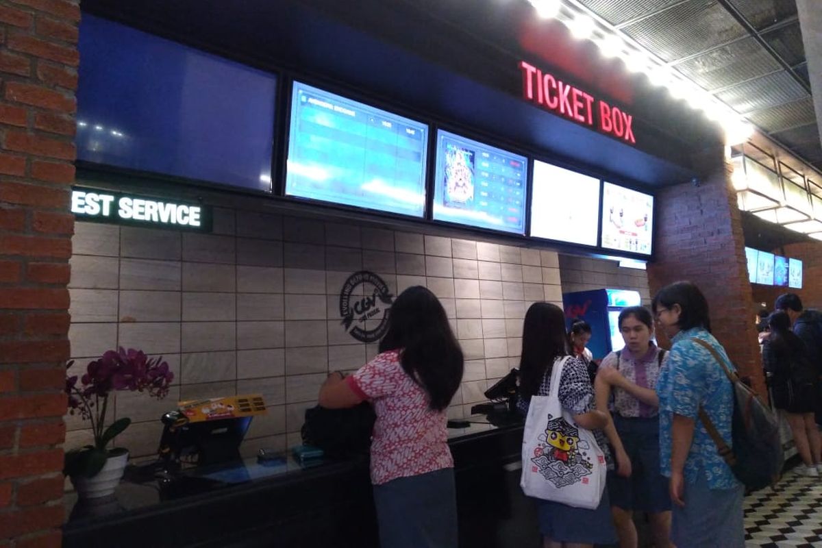 Penonton Film “Avengers: Endgame” tengah menunggu jadwal tayang di CGV 23 Paskal Shopping Center Bandung, Kamis (25/4/2019).