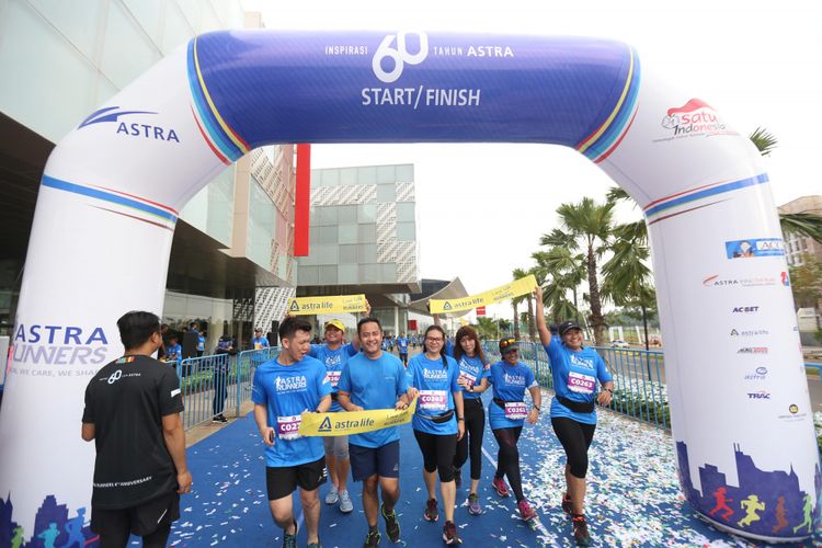 Para peserta  saat berpartisipasi pada acara Race 6K dan Fun Walk 3K di Astra Biz Center BSD, Tangerang, Minggu (12/11/2017). Acara yang diadakan  Komunitas lari Astra Runners ini untuk memperingati  HUT ke 60 Astra para peserta akan menempuh jarak 6 Kilometer untuk lari dan 3 Kilometer untuk jalan santai.