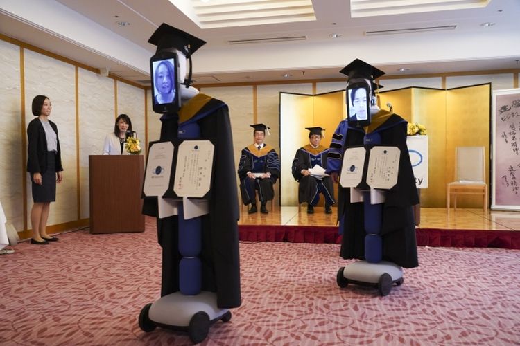 Perwakilan wisudawan dalam wisuda online dan menggunakan robot avatar di Hotel Grand Palace, Tokyo, Jepang, Sabtu (28/3/2020). Penggunaan robot ini dioperasikan dari jarak jauh oleh perwakilan wisudawan dan wisudawan lain bisa menyaksikan prosesi wisuda online melalui Zoom.