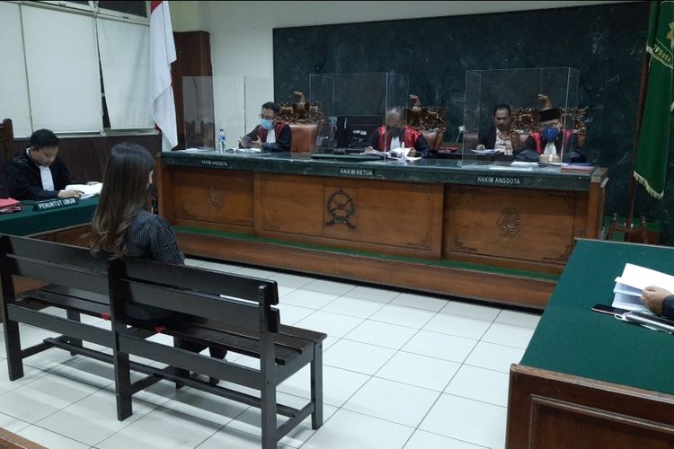 Ayu Thalia menghadiri sidang dengan agenda mendengarkan keterangan saksi ahli di Pengadilan Negeri (PN) Jakarta Utara, pada Kamis (11/8/2022). Ayu berstatus sebagai terdakwa dugaan pencemaran nama baik putra Ahok, Nicholas Sean.  