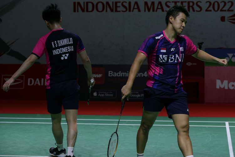 Pasangan ganda putra Indonesia, Marcus Fernaldi Gideon/Kevin Sanjaya Sukamuljo bertanding melawan ganda putra Malaysia, Goh Sze Fei/Nur Izzuddin pada perempat final Indonesia Masters 2022 di Istora Senayan, Jakarta, Jumat (10/6/2022). Marcus/Kevin melaju ke semifinal setelah menang dengan skor 10-21, 21-11, dan 21-18.