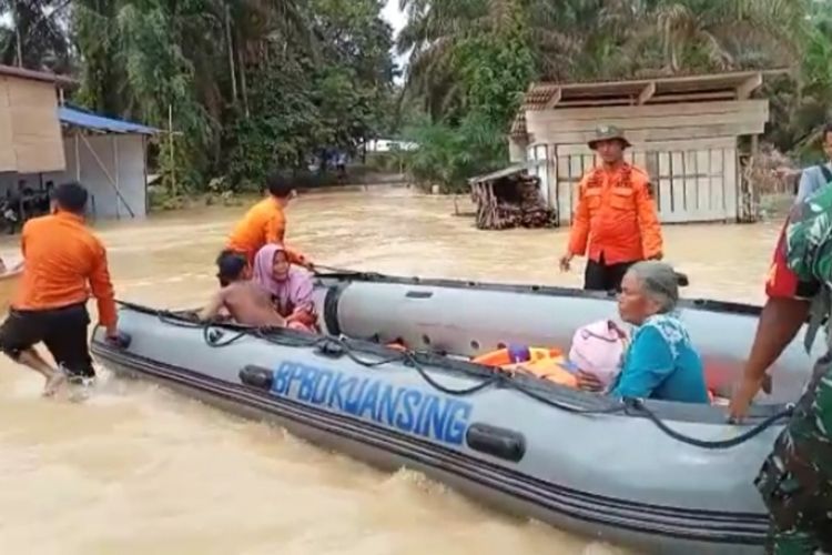 Petugas mengevakuasi korban banjir di Kabupaten Kuantan Singingi, Riau, Senin (13/3/2023).