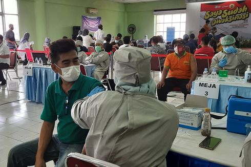 Pedagang Pasar Induk Kramatjati Jalani Vaksinasi, Target 4.300 Orang