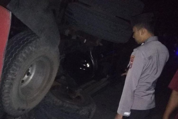 TKP Mobil Truk Bermuatan Kelapa Terguling di Lombok Barat