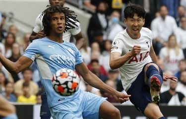 Penyerang Tottenham Hotspur, Son Heung-min, saat mencetak gol ke gawang Manchester City pada laga perdana Liga Inggris musim 2021-2022 di Stadion Tottenham Hotspur, London, Minggu (15/8/2021) malam WIB.