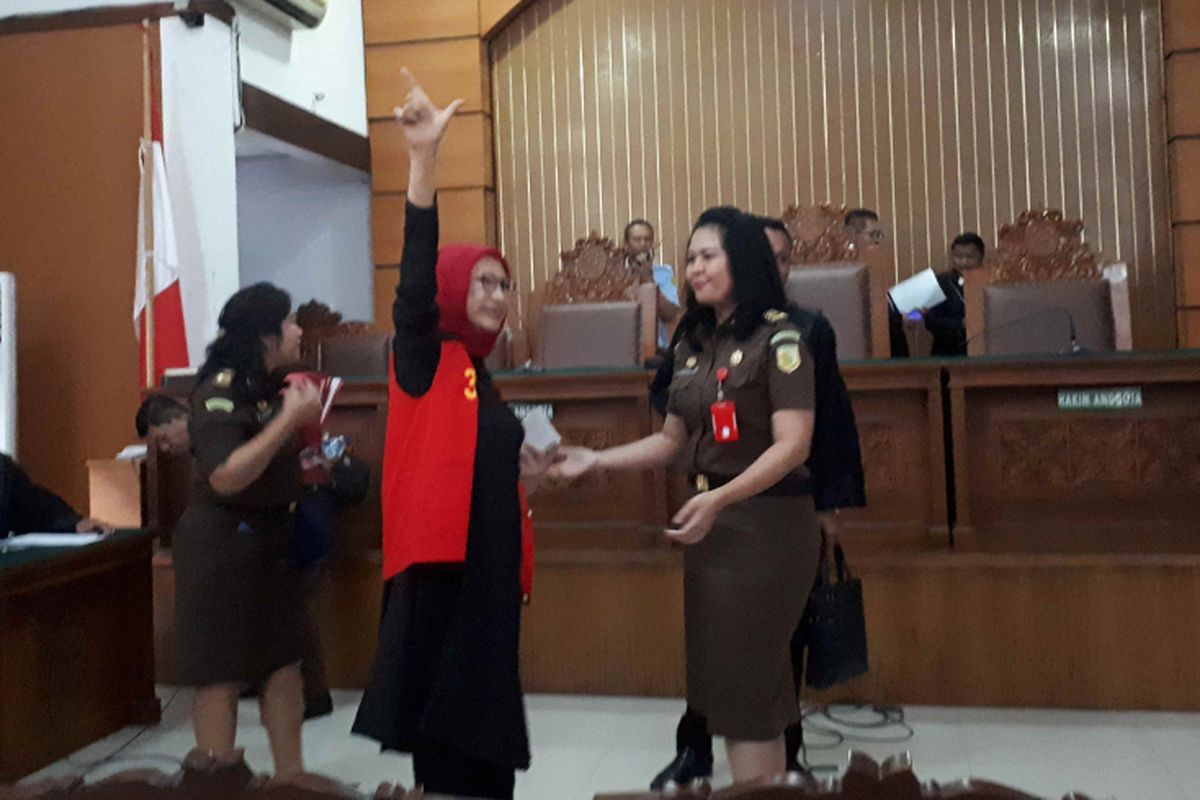 Terdakwa kasus penyebaran berita bohong atau hoaks, Ratna Sarumpaet mengacungkan simbol dua jari seusai sidang penyampaian eksepsi atau nota keberatan di Pengadilan Negeri Jakarta Selatan, Rabu (6/3/2019).