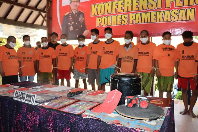 Belasan tersangka kasus judi setelah diringkus Polres Pamekasan, Jawa Timur di sejumlah tempat berbeda. Penangkapan dilakukan selama 3 hari, dari tanggal 19 Agustus sampai 21 Agustus 2022.