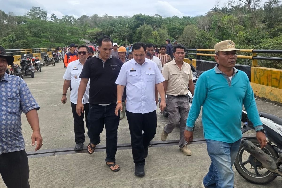 Asisten Kesejahteraan Rakyat dan Pemerintahan Pemkab Deli Serdang, Citra Effendi Capah (baju putih paling depan) saat meninjau lokasi hilangnya Kades Liang Pematang, Bahagia Tarigan di Jembatan Lau Luhung pada Rabu (26/2/2025)