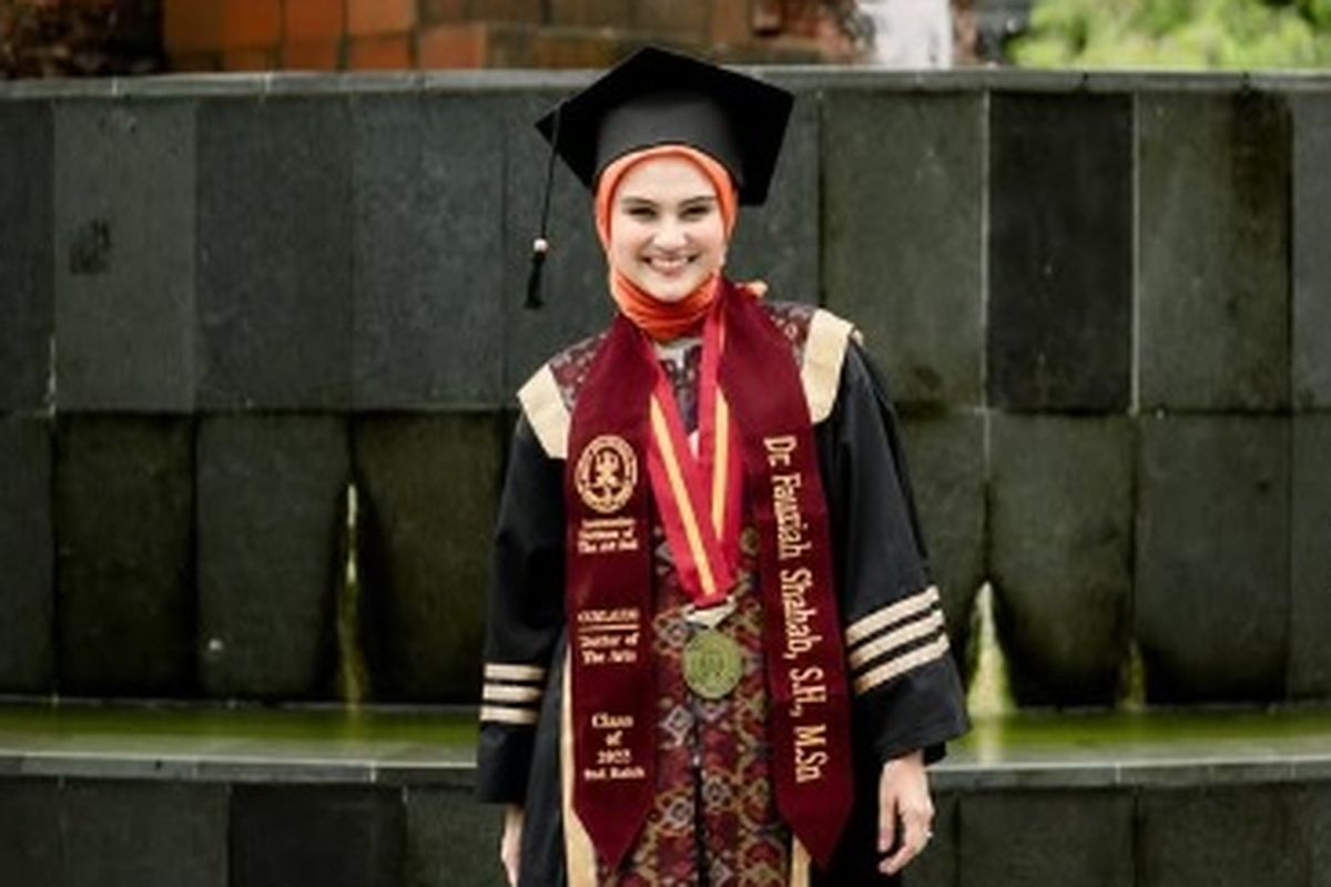 Zee Zee Shahab Raih Gelar Doktor Cumlaude dari ISI Bali dengan Disertasi Revitalisasi Sastra Betawi