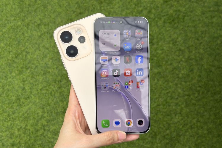 Tampilan layar depan dan belakang dari Oppo Reno 15 Pro Max warna Aura Gold