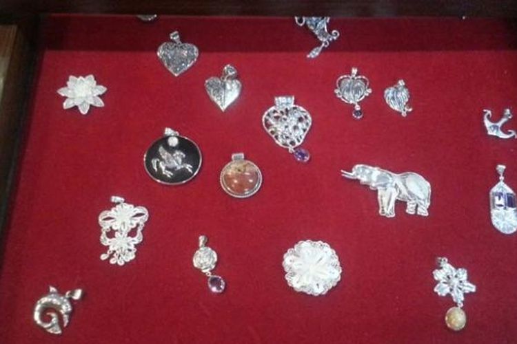 Beragam koleksi aksesoris Priyo Salim Silver Jewelry di Kotagede, DI Yogyakarta.