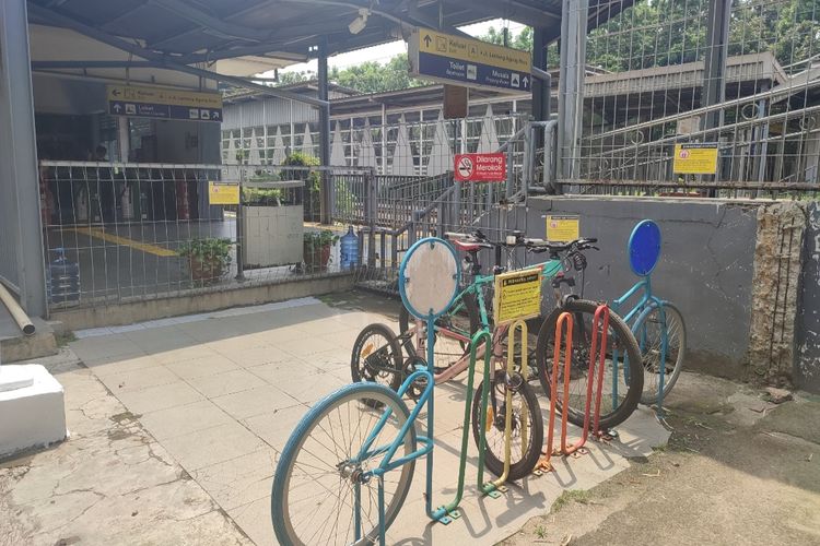 Tempat parkir sepeda yang dikhususkan bagi calon penumpang kereta rel listrik di Stasiun Universitas Pancasila, Jagakarsa, Jakarta Selatan, tampak kembali dibuka, Jumat (16/9/2022). 