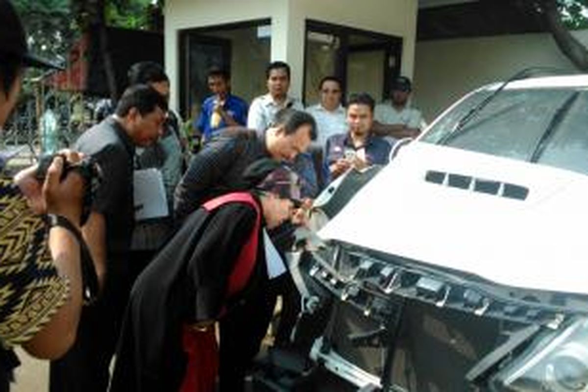 Hakim Tenri Muslinda, saat melihat langsung kondisi barang bukti milik penggugat, Hartono (45), dalam sidang gugatan terhasap PT Toyota Astra Motor di Pengadilan Negeri Jakarta Utara, Selasa (16/6/2015).