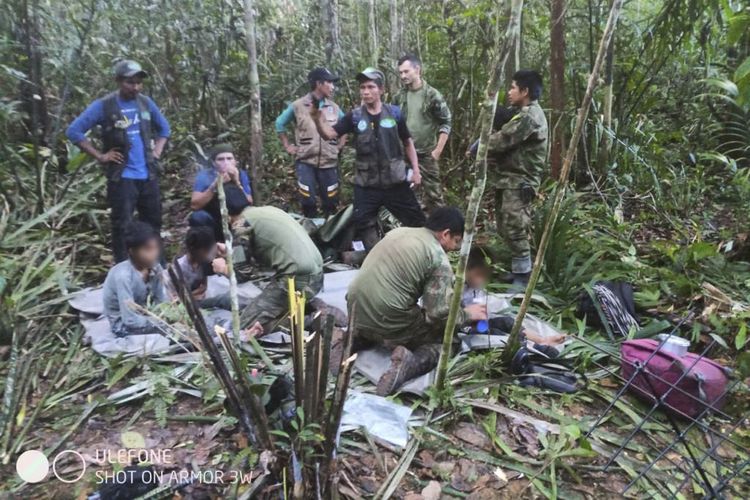 Para tentara pada 9 Juni 2023 merawat empat anak kecil yang selamat bertahan hidup 40 hari di hutan Amazon setelah pesawat mereka jatuh. 