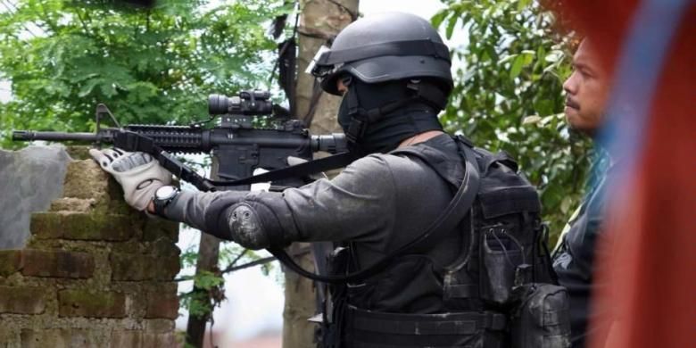 Ilustrasi Densus 88: Densus 88 mengepung teroris di sebuah rumah di Kampung Batu Rengat, Desa Cigondewah Hilir Kecamatan Margaasih, Kabupaten Bandung, Jabar, Rabu (8/5/2013).