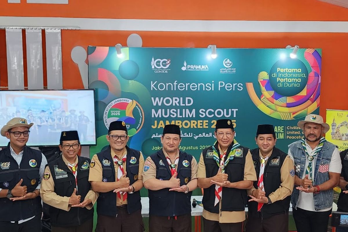 Mantan Menteri Agama RI, Lukman Hakim Saifuddin (empat dari kanan), usai konferensi pers persiapan Jambore Pramuka Muslim Dunia (WMSJ) 2025 yang akan digelar 9?14 September di Cibubur.