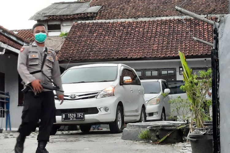 Tim Densus 88 Antiteror Mabes Polri menggeledah rumah kontrakan terduga teroris DR di Bojong Limus, Kelurahan Linggajaya, Kecamatan Mangkubumi, Kota Tasikmalaya, Jumat (18/6/2021).