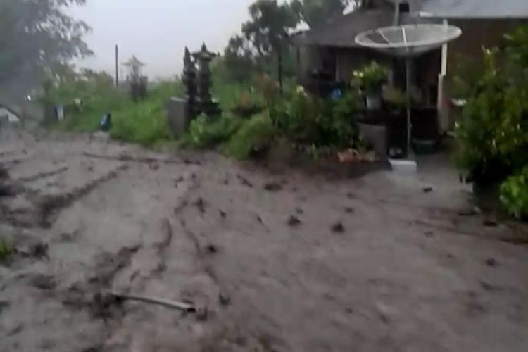 Hujan deras sebabkan banjir bandang di di Banjar Hulun Danu Songan, Desa Songan A, Kecamatan Kintamani, Bangli, Bali, Jumat (7/2/2020).