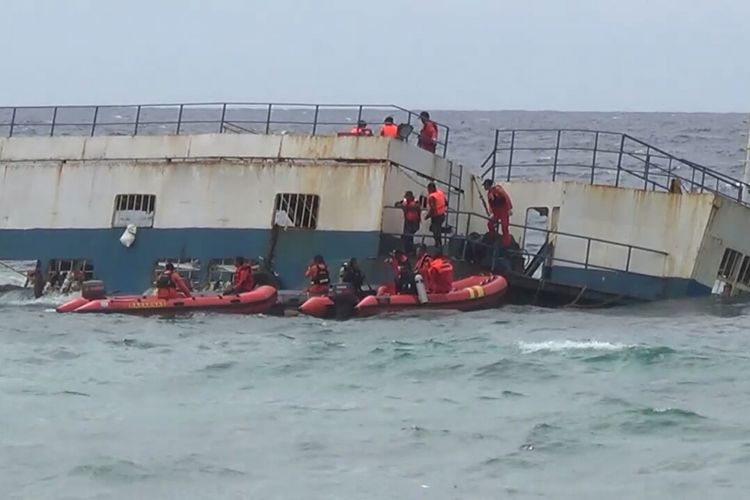 Tim SAR gabungan tengah melakukan pencarian korban yang hilang di bangkai KM Lestari Maju yang Karam di Perairan Selayar, Sulawesi Selatan. Rabu, (4/7/2018).